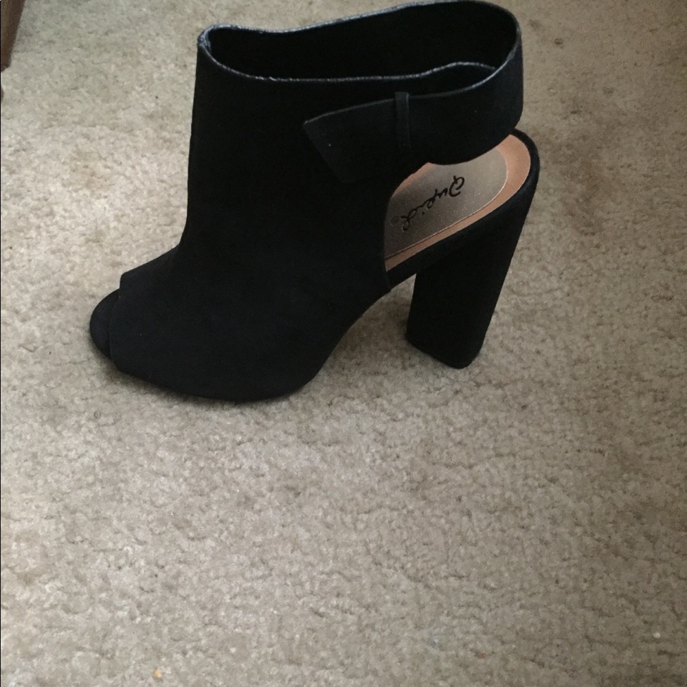 Brand new women’s heels.